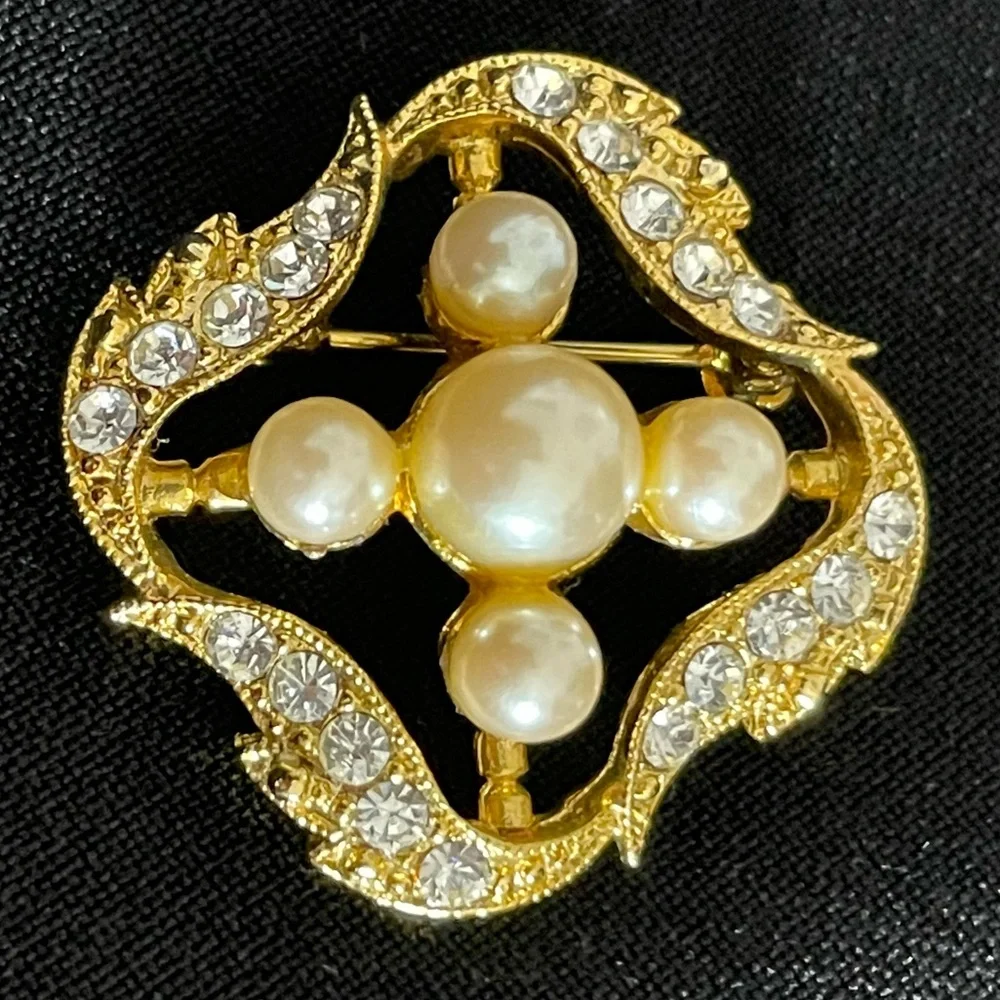 Richelieu Vintage Pearl & Rhinestone Brooch